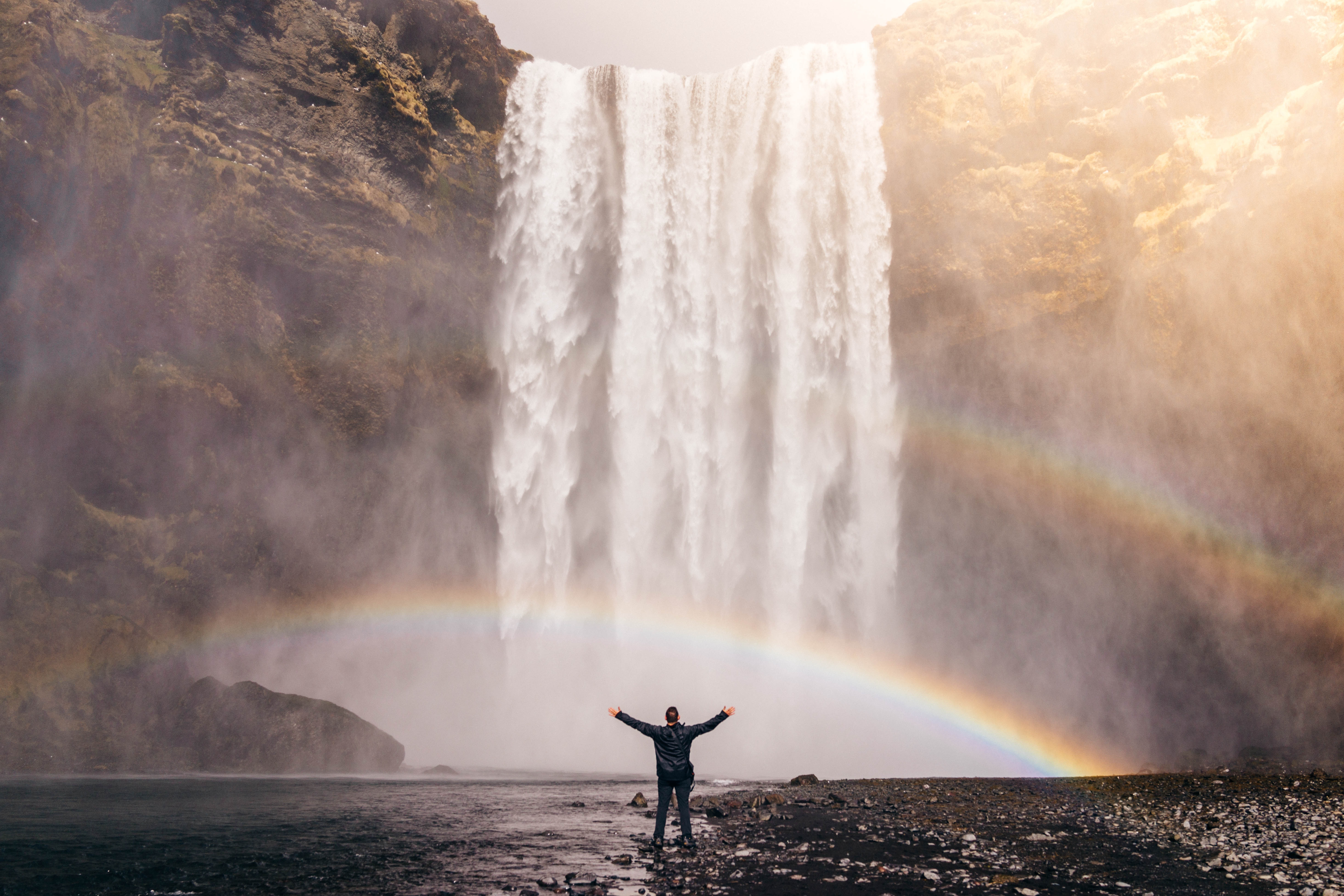 滝と虹と男